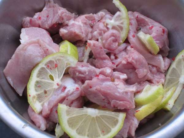 Мясо положить в глубокую миску,добавить розовый перец,лимон и лимонный сок, накрыть пищевой плёнкой и поставить в холодильник на 3 часа. Мясо положить в глубокую миску,добавить розовый перец,лимон и лимонный сок, накрыть пищевой плёнкой и поставить в холодильник на 3 часа.
