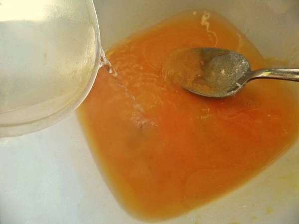 Влить тёплую воду, растереть всё. Влить тёплую воду, растереть всё.
