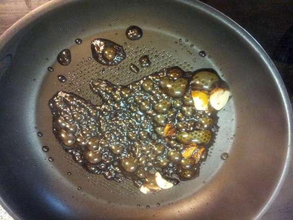 .. И обжариваем минутку на оливковом масле...