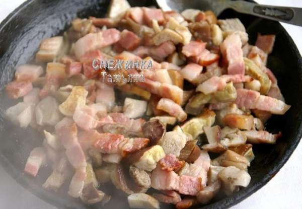 Грудинку (бекон) нарезаем полосочками. Отдельно на сухой сковороде обжариваем грудинку, чтобы она отдала свой сок. Затем добавляем порезанные грибы, жарим до лёгкой румяности, чтобы ароматы соединились.