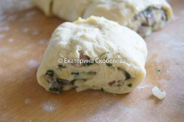 Разрежем рулет на кусочки, около 5 см.