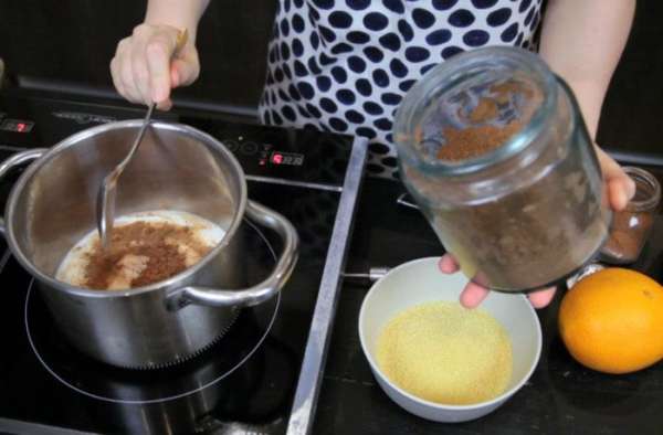 Нагреть молоко с какао, корицей и сахаром.