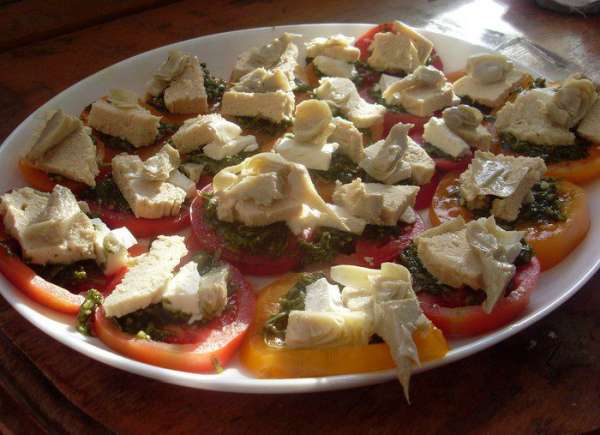 Разложить кусочки домашней куриной колбаски и кусочки артишоков. Разложить кусочки домашней куриной колбаски и кусочки артишоков.