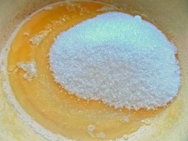 Растопить масло и размешать в нём сахар пока масло горячее.