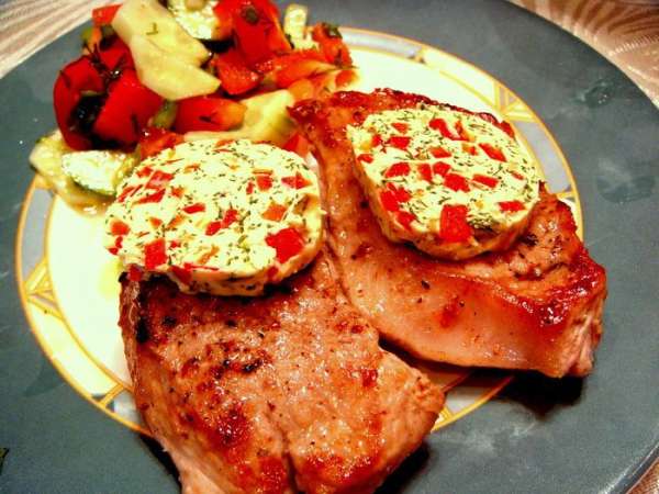 После 3-5 минут нахождения мяса под фольгой, я выложила его на тарелку. Сверху положила кругляшек цветного масла и подала на стол. На гарнир приготовила салат из свежих овощей. Вкусно-о-о-о! После 3-5 минут нахождения мяса под фольгой, я выложила его на тарелку. Сверху положила кругляшек цветного масла и подала на стол. На гарнир приготовила салат из свежих овощей. Вкусно-о-о-о!