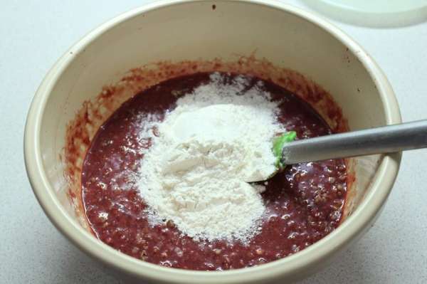 Добавить 3 — 4 ложки муки, посолить, поперчить по вкусу. Добавить 3 — 4 ложки муки, посолить, поперчить по вкусу.
