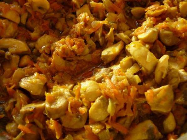 Яйца взбить венчиком с щепоткой соли и с мукой, добавить молоко,измельченную зелень и опять взбить. Яйца взбить венчиком с щепоткой соли и с мукой, добавить молоко,измельченную зелень и опять взбить.