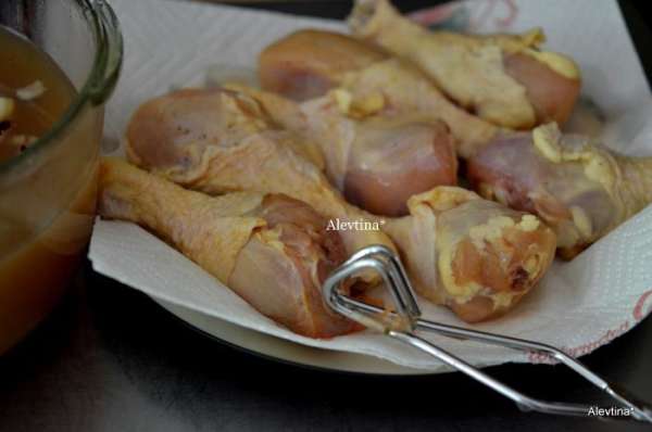 Выложить с маринада части куриные на бумажную салфетку.
