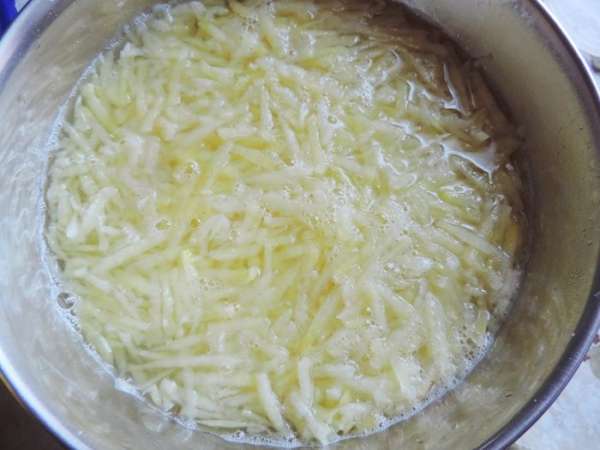 Пока грибы жарятся, очистим картофель (вес указан уже очищенного картофеля), натрем его на крупную терку и зальем кипятком. Оставим на 5 минут. Пока грибы жарятся, очистим картофель (вес указан уже очищенного картофеля), натрем его на крупную терку и зальем кипятком. Оставим на 5 минут.