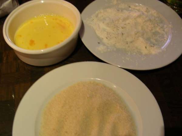 Сыр нарезаем небольшими кусочками, обваливаем его сначала в муке, затем смазываем яйцом, потом обваливаем в сухарях (крошках). Повторяем так до того момента, пока сыр не будет хорошо покрыт крошками. Я все повторила еще 1 раз.
Сыр нарезаем небольшими кусочками, обваливаем его сначала в муке, затем смазываем яйцом, потом обваливаем в сухарях (крошках). Повторяем так до того момента, пока сыр не будет хорошо покрыт крошками. Я все повторила еще 1 раз.