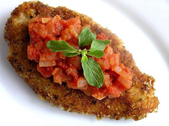 Выложить курицу на тарелку, полить томатным соусом. Bon appetit! :) Выложить курицу на тарелку, полить томатным соусом. Bon appetit! :)