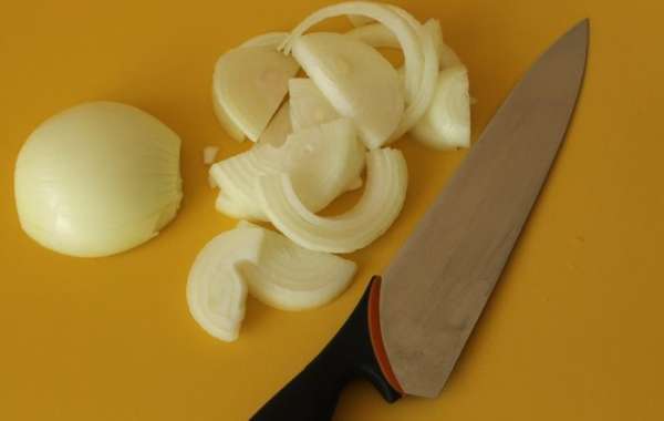 Вторую луковицу нарезать полукольцами.