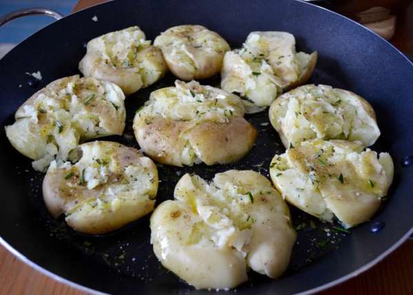 Обильно посолить (картошка любит соль) и поперчить по вкусу, поставить запекаться в разогретую до 230°C духовку. Обильно посолить (картошка любит соль) и поперчить по вкусу, поставить запекаться в разогретую до 230°C духовку.