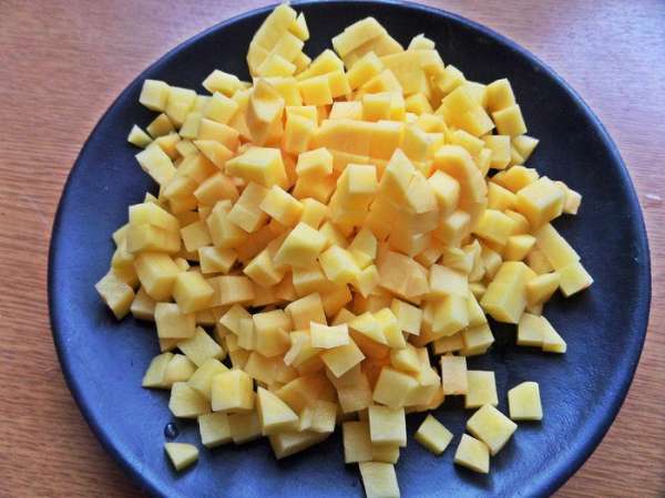 Картофель нарезать кубиками.