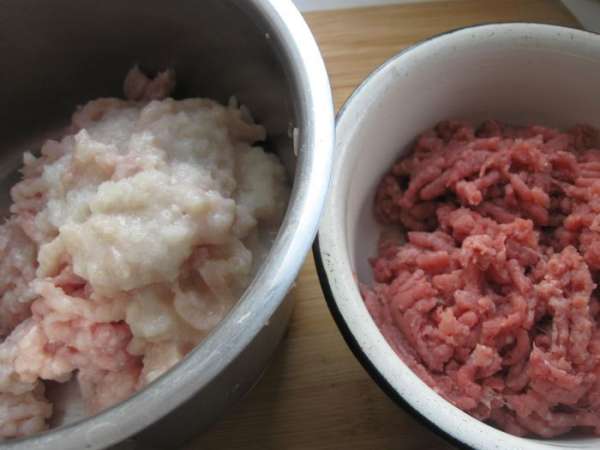 Для фарша мякоть птицы, свинину пропустить 2 раза через мясорубку. Лук почистить и пропустить через мясорубку. Для фарша мякоть птицы, свинину пропустить 2 раза через мясорубку. Лук почистить и пропустить через мясорубку.