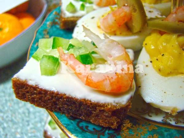 Хлеб нарежьте квадратиками. Каждый кусочек смажьте сливочным сыром. Затем посыпьте нарезанным на мелкие кубики огурцом и украсьте креветкой.
Хлеб нарежьте квадратиками. Каждый кусочек смажьте сливочным сыром. Затем посыпьте нарезанным на мелкие кубики огурцом и украсьте креветкой.