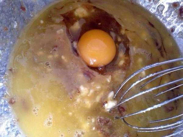 Растереть масло с сахаром,затем добавить финики,яйцо,небольшую щепотку соли и взбить венчиком.
