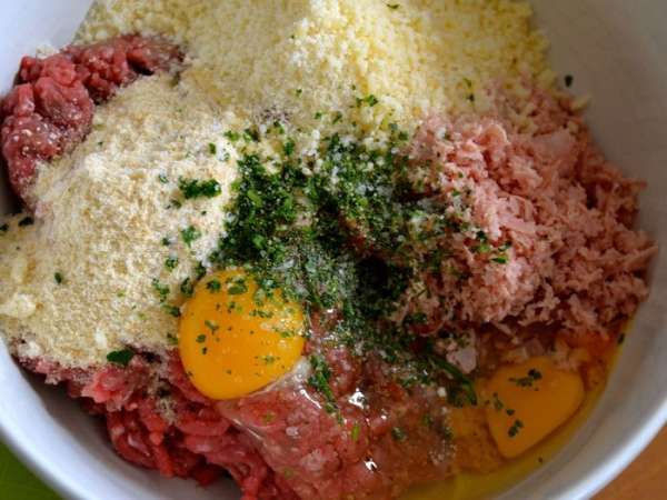 Добавить яйца, петрушку, посолить и поперчить по вкусу.