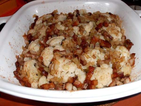 Распределяем сверху мяско с луком. Распределяем сверху мяско с луком.
