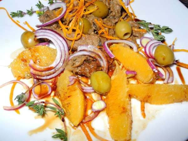 Мясо получается необыкновенно нежным, вкусным и ароматным. Очень органично оно сочетается с салатом из апельсинов, бальзамического уксуса, оливкового масла и лука.
