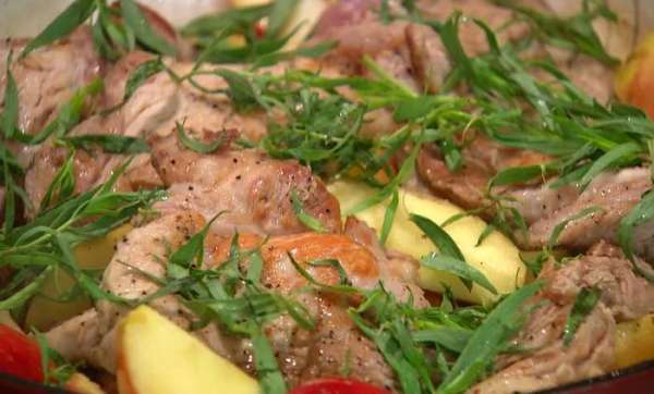Листья тархуна оборвать (одну веточку оставить), посыпать мясо с овощами, накрыть сковороду крышкой и тушить все на медленном огне 40 минут. Листья тархуна оборвать (одну веточку оставить), посыпать мясо с овощами, накрыть сковороду крышкой и тушить все на медленном огне 40 минут.