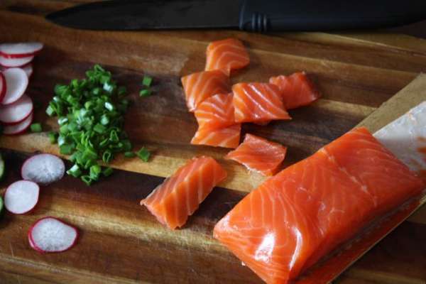 Лосось нарезаем небольшими кусочками. Для заправок смешиваем необходимые ингредиенты до однородности и добавляем в салат. Солим и перчим по вкусу.
