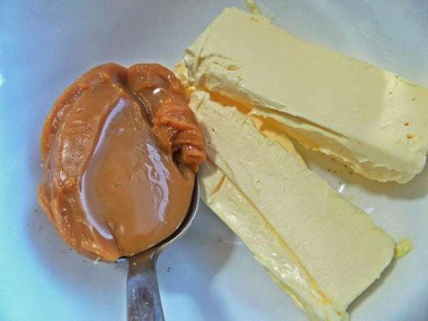 Немного размягчённого сливочного масла + сгущёнка = самый вкусный крем советских времён!