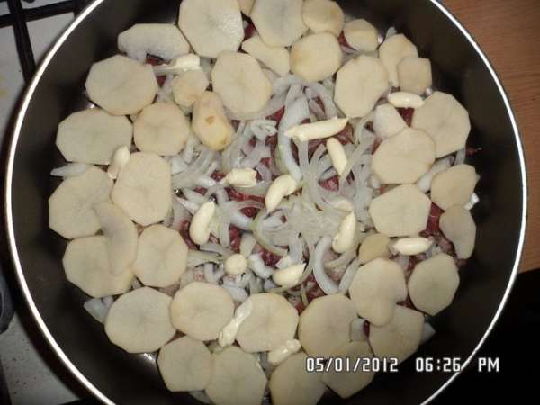 Капаем на сковороду масло, выкладываем мясо, затем половину лука, капаем майонез. Выкладываем слой картофеля, солим, перчим, сверху оставшаяся часть лука, солим, капаем майонез. Сверху посыпаем тертым сыром и ставим в духовку минут на 50.

Приятного аппетита!!!