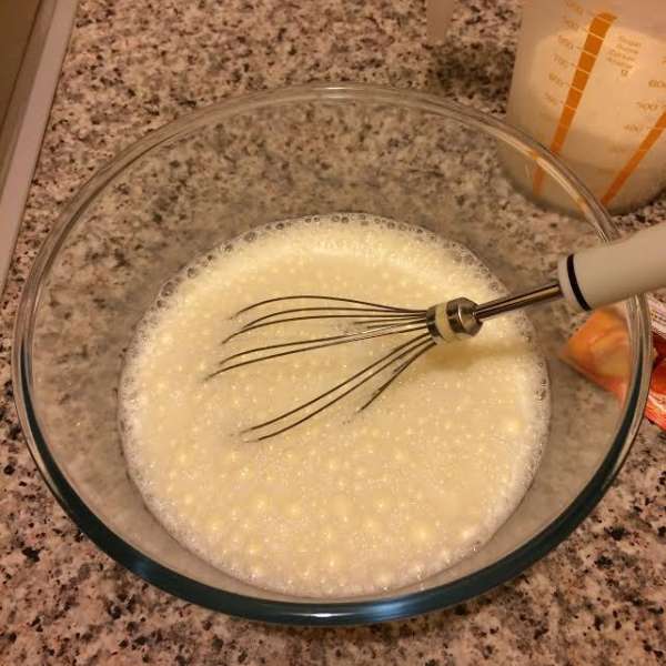 В миске взбить: молоко, воду, яйцо, соль, сахар и растительное масло. В миске взбить: молоко, воду, яйцо, соль, сахар и растительное масло.
