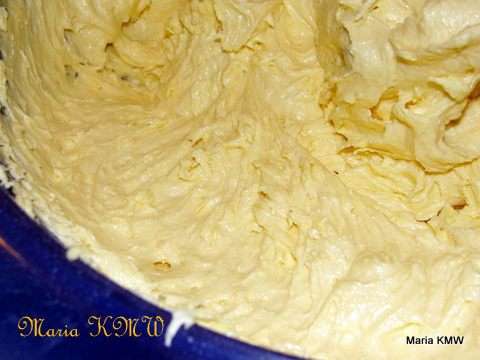 Добавить просеянную муку, разрыхлитель, цедру, нарезанный кусочками марципан, половину баночки мандаринок. 
Однородное тесто выложить в смазанные формочки, сверху украсить кусочками мандаринок.