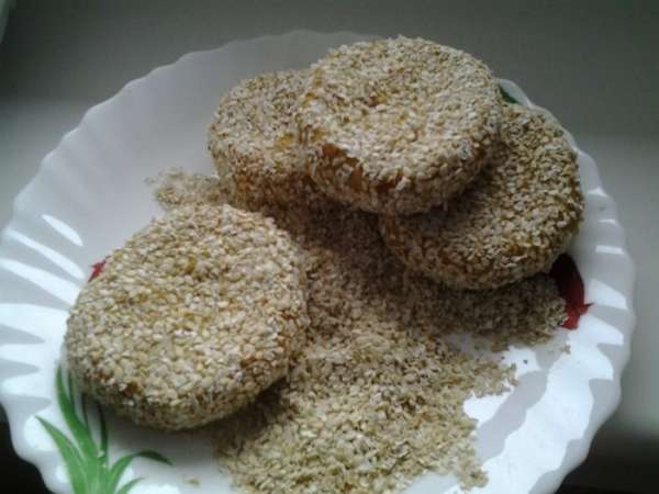 Для панировки смешать овсяные отруби и кунжут. Сформировать котлетки, обвалять в панировке. 