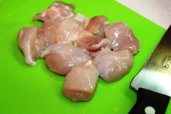 Нарезать мякоть курицы кусочками (примерно 2х2 см., не меньше).