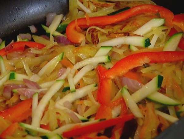 Перец и цукини отправить в сковороду с овощами, все перемешать, посолить, поперчить и обжарить.