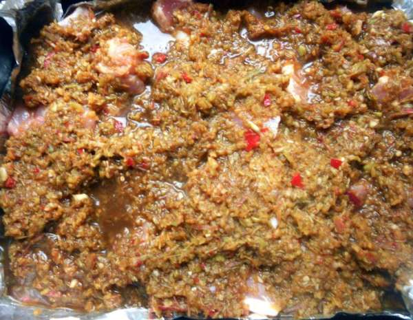 Выложить мясо в жаропрочную форму, поверх распределить пасту. Долить немного (~250+- воды). Накрыть крышкой/фольгой и поставить в духовку, разогретую до 180С, на 1,5 часа. В процессе мясо можно пару раз перевернуть, поближе насладиться потрясающими ароматами:)Готовое мясо (без соуса) можно обжарить в сковороде, с добавлением масла, до появления желаемой корочки, впрочем, это необязательный шаг. Подавать можно, например, с пшеничной лапшой - отлично сочетание! 