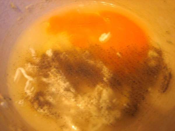 Делаем не очень густой кляр из яиц,сметаны и воды...Солим,перчим довольно много!