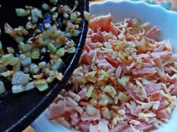 Обжарить среднюю луковицу и соединить с мясом.
