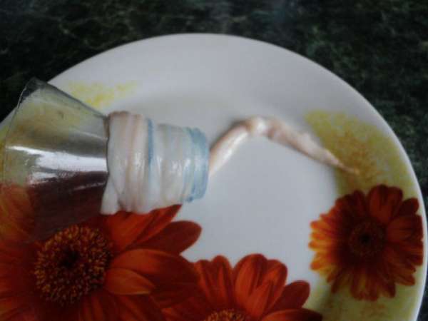 Наполнить фаршем кишки при помощи насадки на мясорубку или как я при помощи обрезанной пластмассовой бутылки. Наполнить фаршем кишки при помощи насадки на мясорубку или как я при помощи обрезанной пластмассовой бутылки.