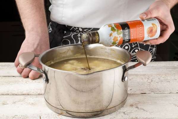 В процессе приготовления добавить в суп специи по вкусу и заправить тыквенным маслом Biolio.