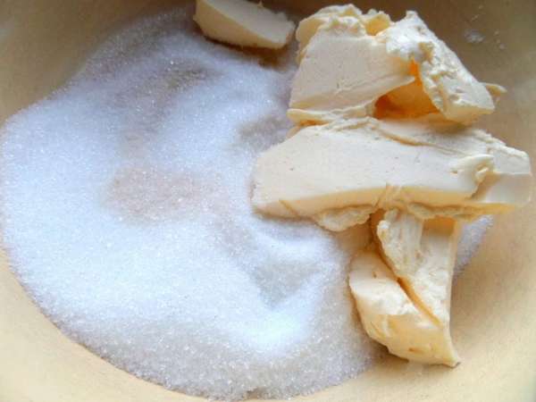 Растираем мягкое масло с сахаром и ванилью.