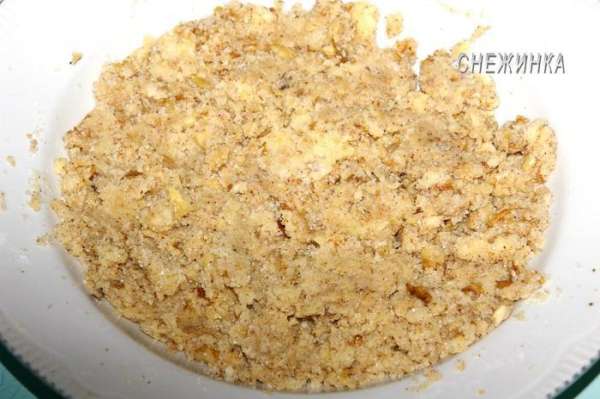 В масляно-мучную смесь добавляем орехи, сахар, корицу, хорошенько перемешиваем и растираем. Отправляем в холодильник.