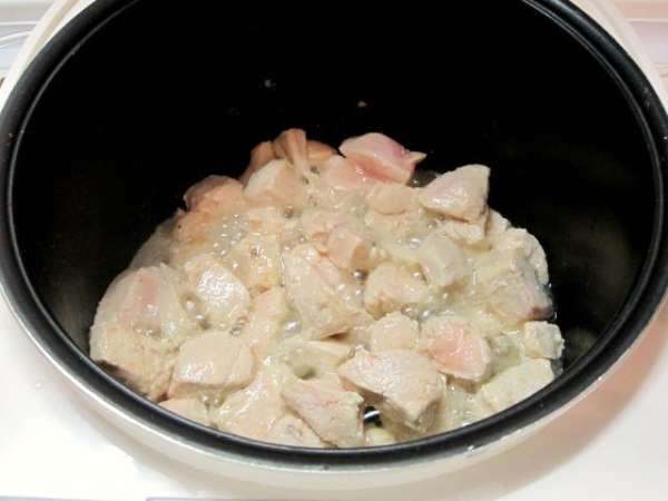 В чашу мультиварки влить растительное масло, выложить кусочки курицы. Включить программу «Выпечка» на 10 минут. В чашу мультиварки влить растительное масло, выложить кусочки курицы. Включить программу «Выпечка» на 10 минут.