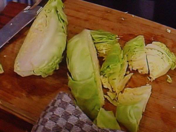Капустку помыть, разрезать на дольки и нашинковать на довольно крупные кусочки.