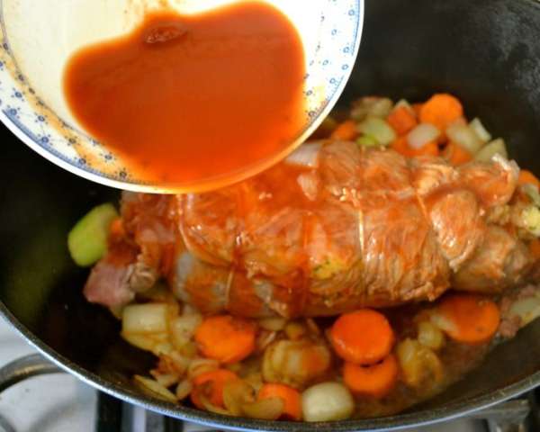Добавить полученную томатную смесь к мясу, накрыть крышкой и тушить на слабом огне 2 часа. 