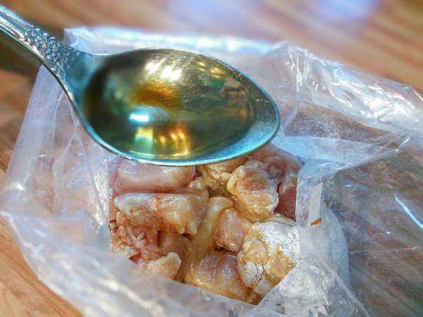 Для соуса смешать куриный бульон, сахар, сок 1 лимона в кастрюле. Развести чайную ложку крахмала с горкой в небольшом количестве бульона. Закипятить соус и заварить его разведенным крахмалом. 