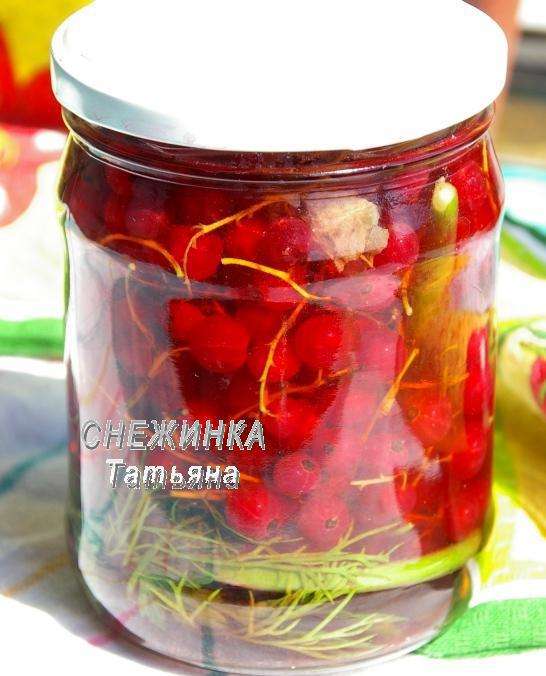 Разливаем маринад по банкам. Закатываем. Оставляем остывать.