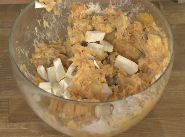 Фету порезать небольшими кусочками, добавить в картофельное тесто и перемешать. Фету порезать небольшими кусочками, добавить в картофельное тесто и перемешать.