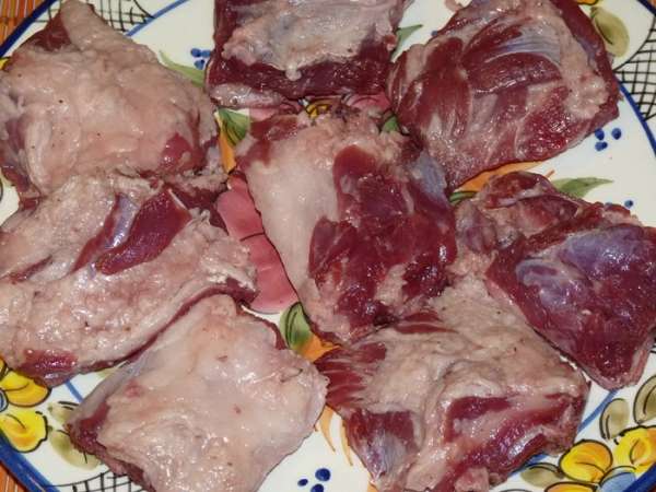 Ребра разрезать на порционные кусочки. Посолить по вкусу. Ребра разрезать на порционные кусочки. Посолить по вкусу.