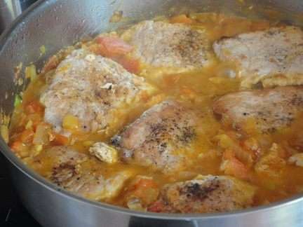 Нашинкованный лук и чеснок обжарить в том же масле, где жарилось мясо. Перед тем, как лук станет золотистого цвета, добавить промытый изюм, затем очищенные от кожицы и семян и нарезанные помидоры и порошок карри. Прожарить пару минут.
Положить свинину опять в сковороду и залить вермутом и бульоном. Готовить 10 минут. Нашинкованный лук и чеснок обжарить в том же масле, где жарилось мясо. Перед тем, как лук станет золотистого цвета, добавить промытый изюм, затем очищенные от кожицы и семян и нарезанные помидоры и порошок карри. Прожарить пару минут.
Положить свинину опять в сковороду и залить вермутом и бульоном. Готовить 10 минут.