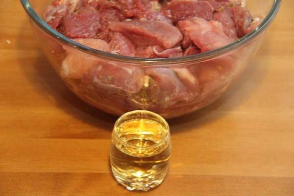 Влить рюмку коньяка (у меня коньяка не было, я использовала анисовый шнапс). Перемешать. Накрыть ёмкость пищевой плёнкой и убрать в холодильник мариноваться на сутки-полтора. Влить рюмку коньяка (у меня коньяка не было, я использовала анисовый шнапс). Перемешать. Накрыть ёмкость пищевой плёнкой и убрать в холодильник мариноваться на сутки-полтора.