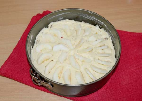 Сверху уложить яблочные дольки, слегка их вдавив.